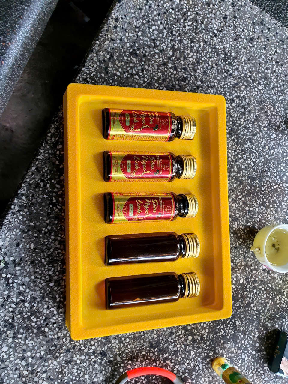 Cách phối màu nhung trên khay nhựa phun nhung để tôn bật sản phẩm bên trong